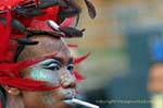 Piumato con il fumo, Festival Patong, Phuket, La Tailandia.