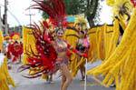 Danzatrice con piume rosse, Festival Patong, Phuket, La Tailandia.