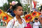 Winged Garçonnnet, Festival Patong, Phuket, La Tailandia.