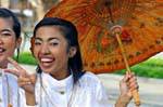 Ragazza con l'ombrello Festival Patong, Phuket, La Tailandia.