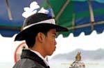 Giovane in cappello, Festival Patong, Phuket, La Tailandia.