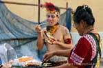 Fare spiedini, Festival Patong, Phuket, La Tailandia.