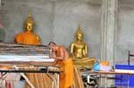 Monk al lavoro, Patong, Phuket Tempio, La Tailandia.