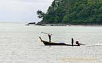 Un pescatore in azione, Phuket Town Gypsy, La Tailandia.