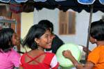 Ragazze di risata, Phuket Town Gypsy, La Tailandia.