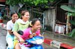 Ragazze su un motorino, Phuket Town Gypsy, La Tailandia.