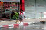 Leggere il giornale, Phuket Town Gypsy, La Tailandia.