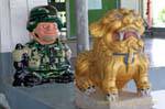 Militare degli Stati Uniti e il drago statua, Phuket Town Gypsy, La Tailandia.