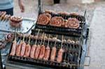 Cuocere mercato salsiccia Sukhothai, La Tailandia.