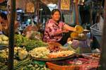Taglierina Zucca sul mercato Sukhothai, La Tailandia.