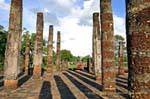 Le ombre delle colonne del tempio, Sukhothai, il Wat Sa Si, La Tailandia.