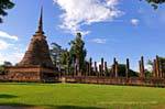 Uno stupa a forma di campana, Sukhothai, il Wat Sa Si, La Tailandia.