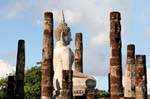Resti del viharn con colonne spezzate, Sukhothai, il Wat Sa Si, La Tailandia.