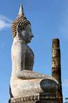 Statua di profilo, Sukhothai, il Wat Sa Si, La Tailandia.