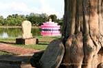 Isola nel mezzo del laghetto Traphang Trakuan, Sukhothai, il Wat Sa Si, La Tailandia.