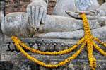 Buddha decorato con una corona, Sukhothai, il Wat Sa Si, La Tailandia.