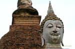 Buddha con gli occhi chiusi, Sukhothai, il Wat Sa Si, La Tailandia.