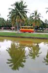 Trasporto turistico nel parco, Sukhothai, il Wat Sa Si, La Tailandia.