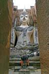 Stucco Buddha in un mandala di mattoni, Sukhothai, Wat Sri Chum, La Tailandia.