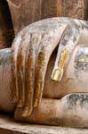 Mano destra appoggiata sul ginocchio, Sukhothai, Wat Sri Chum, La Tailandia.