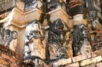 Decorazioni guardie e garudas, Sri Sawai, Sukhothai, La Tailandia.