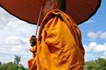 Monaco con un ombrello, Sukhothai, Wat Mahathat, La Tailandia.