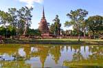 Riflessioni nel fossato, Sukhothai, Wat Mahathat, La Tailandia.
