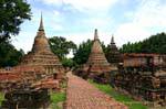 Path to chedis, Sukhothai, Wat Mahathat, La Tailandia.