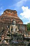 Buddha tra le rovine, Sukhothai, Wat Mahathat, La Tailandia.