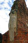 Buddha rimane sul muro di mattoni, Sukhothai, Wat Phra Pai Luang, La Tailandia.