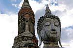 Buddha testa e di nicchia chedi nel fiore di loto, Sukhothai, Wat Trapang Ngoen, La Tailandia.