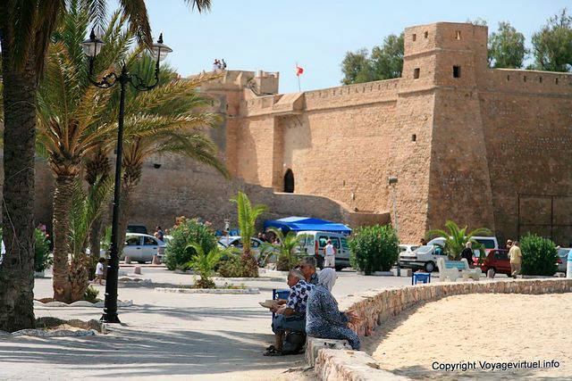 Hammamet, in attesa nel parco di fronte ai bastioni del Ribat - Tunisia