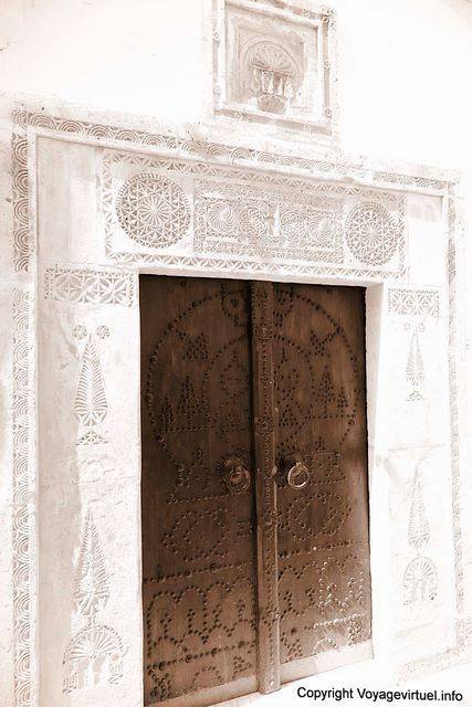 Hammamet, decorazione intagliata di una porta (seppia) - Tunisia