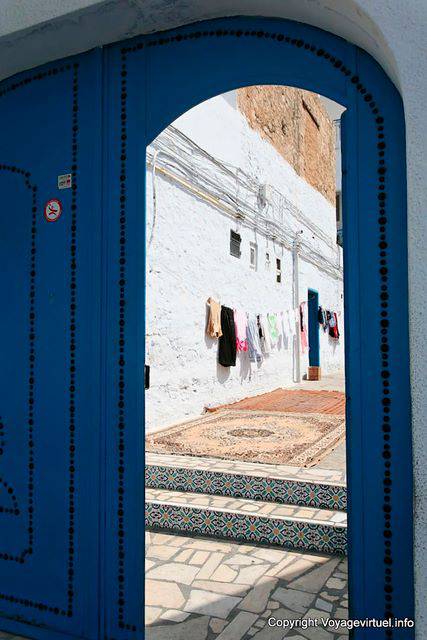 Hammamet, asciugabiancheria e moquette dietro la porta della casa - Tunisia