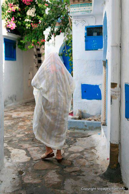 Hammamet, una donna torna nella medina - Tunisia