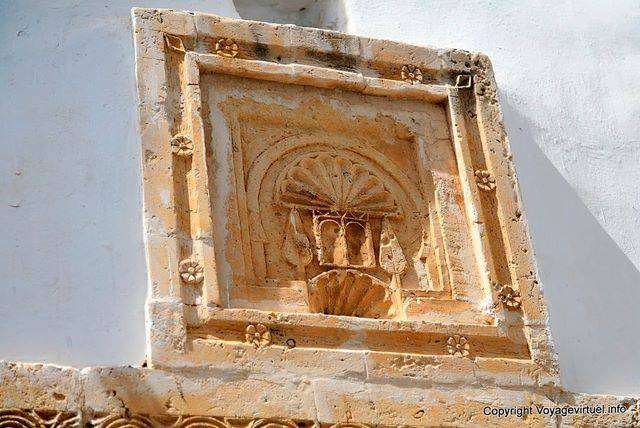 Hammamet, scultura sulla cima di una porta, dettaglio - Tunisia