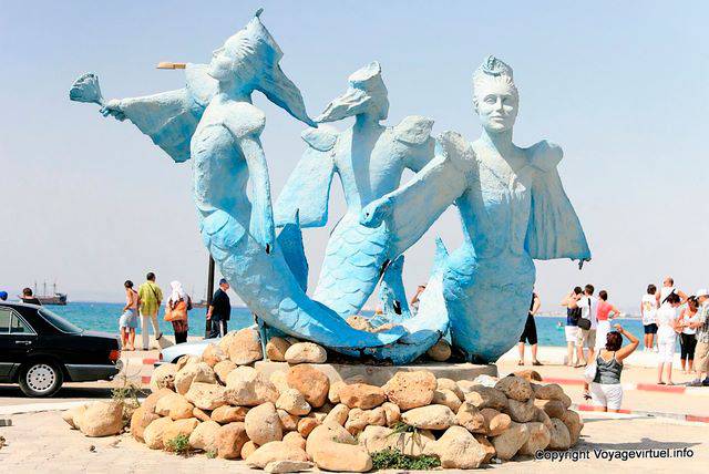 Hammamet, statue kitsch di tre sirene - Tunisia