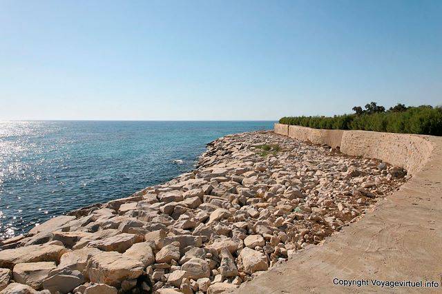 Kerkuane il muro della città che si affacciano sul Mar Mediterraneo - Tunisia