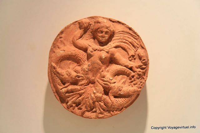 Kerkuane, Museo, pezzo rotondo di terracotta che rappresenta la Medusa o il Hydra - Tunisia