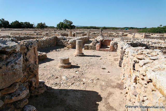 Kerkuane, passando tra le case - Tunisia