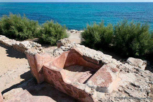 Kerkuane, rimane di una scarpa da bagno per fare il bagno al mare - Tunisia