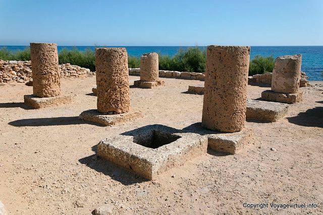 Kerkuane, resti di colonne del santuario - Tunisia