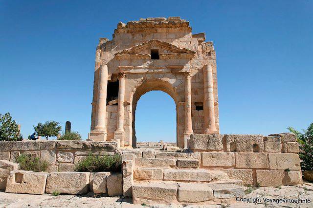 Maktar ai piedi dell'Arco di Traiano nella voce Forum - Tunisia