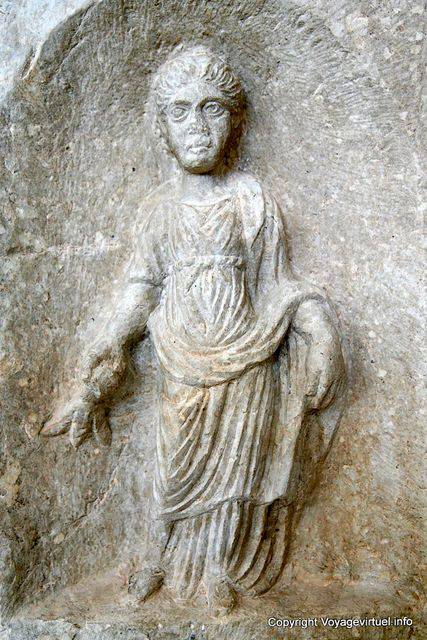 Maktar, particolare di una stele, donna di pietra - Tunisia