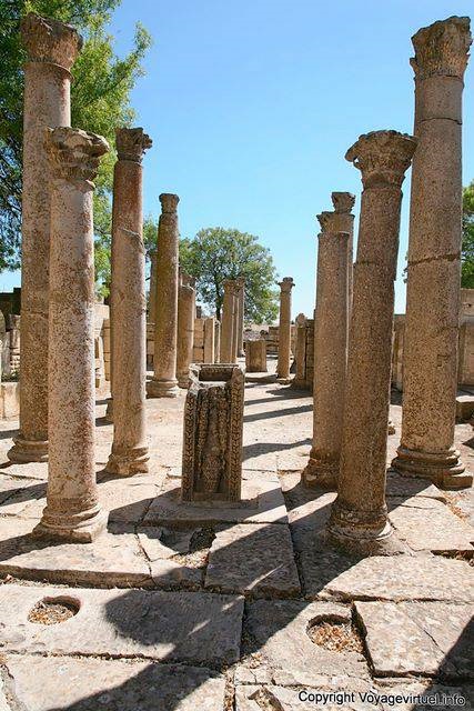 Colonne del palazzo Schola Juvenes della dinastia dei Severi, Makthar - Tunisia