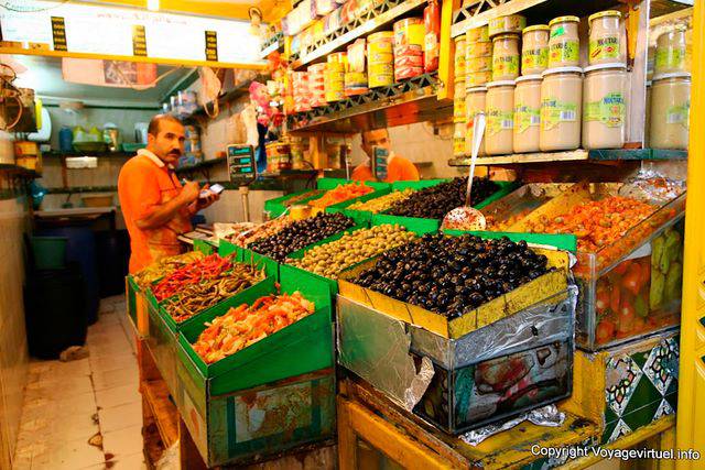 Generi alimentari con olive, mercato coperto, Sfax - Tunisia