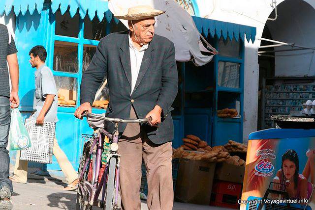 L'uomo in bicicletta, Fabbri strada, Sfax - Tunisia