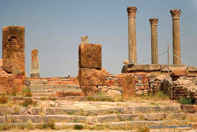 Le colonne e scale Thuburbo Majus - Tunisia