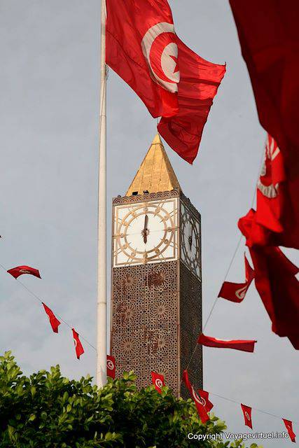 Bandiera tunisina e orologio, Tunisi - Tunisia