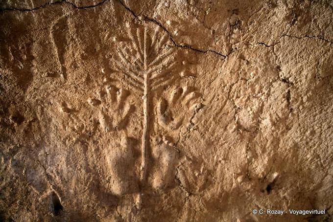 Scultura su una parete, rappresentazione di due piedi e due mani Ksar Jumaa - Tunisia